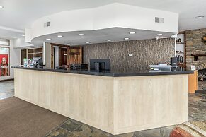 Crossroads Inn & Suites