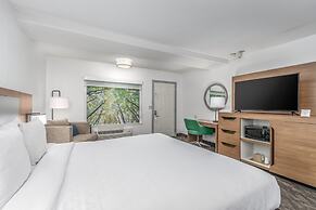 Crossroads Inn & Suites