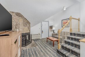 Crossroads Inn & Suites