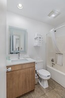 Crossroads Inn & Suites