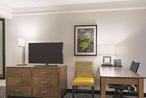 La Quinta Inn & Suites by Wyndham Alexandria Airport