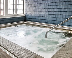 Clarion Hotel Beachfront