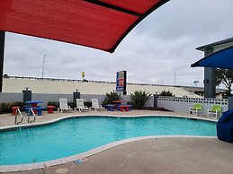 Texas Inn & Suites Raymondville