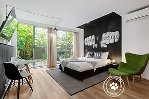 SoYa on Davis Apartment Hotel