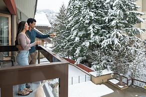 Whistler Village Inn And Suites