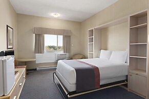 Days Inn & Conference Center by Wyndham Bridgewater