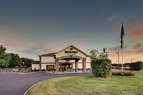 Greenfield Inn & Suites Owensboro, KY Airport
