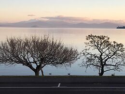 Baycourt Lakefront Motel