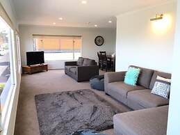 Baycourt Lakefront Motel