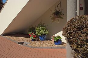 Baycourt Lakefront Motel