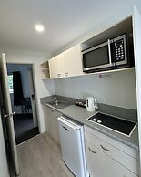 Baycourt Lakefront Motel