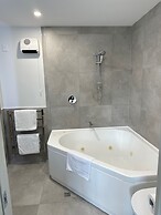 Baycourt Lakefront Motel