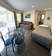 Baycourt Lakefront Motel