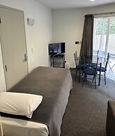 Baycourt Lakefront Motel