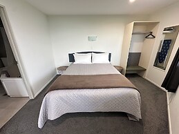 Baycourt Lakefront Motel