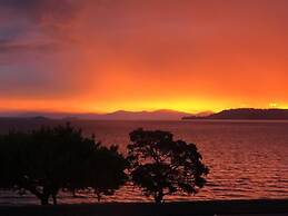 Baycourt Lakefront Motel