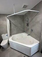 Baycourt Lakefront Motel