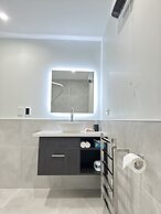 Baycourt Lakefront Motel