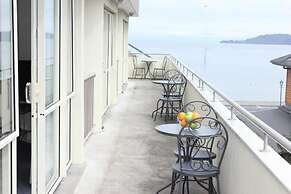 Baycourt Lakefront Motel