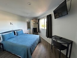 Baycourt Lakefront Motel