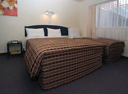 Baycourt Lakefront Motel