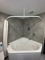 Baycourt Lakefront Motel