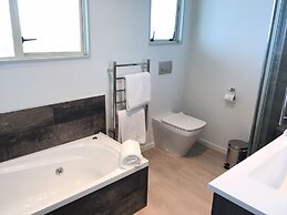 Baycourt Lakefront Motel