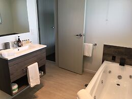 Baycourt Lakefront Motel