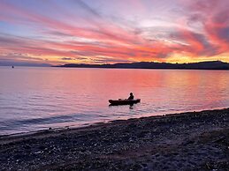 Baycourt Lakefront Motel