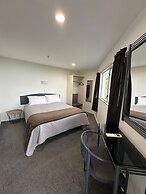 Baycourt Lakefront Motel