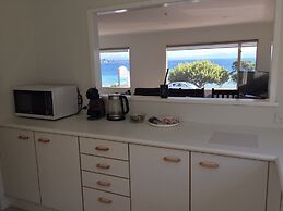 Baycourt Lakefront Motel