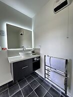 Baycourt Lakefront Motel