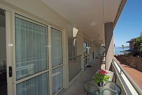 Baycourt Lakefront Motel