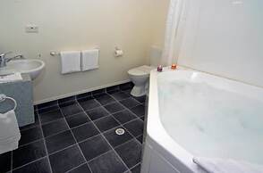 Baycourt Lakefront Motel