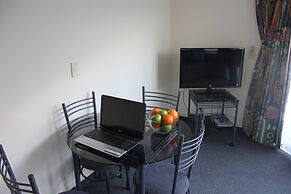 Baycourt Lakefront Motel