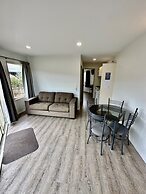 Baycourt Lakefront Motel