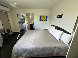 Baycourt Lakefront Motel