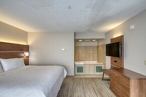 Holiday Inn Express Hotel & Suites Oshkosh, an IHG Hotel