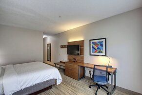Holiday Inn Express Hotel & Suites Oshkosh by IHG