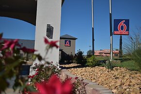 Motel 6 Brenham, TX