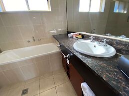 Best Western Plus All Settlers Motor Inn