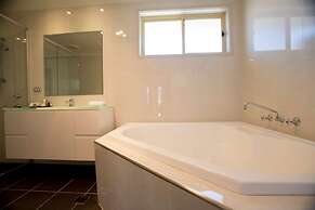 Best Western Plus All Settlers Motor Inn