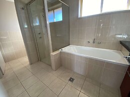 Best Western Plus All Settlers Motor Inn