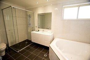 Best Western Plus All Settlers Motor Inn