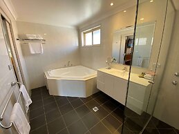 Best Western Plus All Settlers Motor Inn