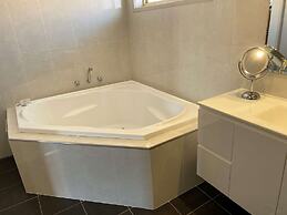 Best Western Plus All Settlers Motor Inn