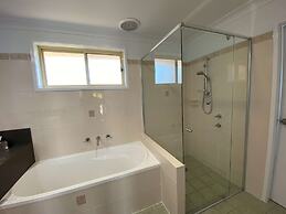 Best Western Plus All Settlers Motor Inn