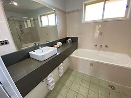 Best Western Plus All Settlers Motor Inn