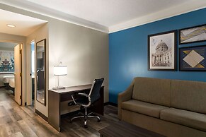 La Quinta Inn & Suites by Wyndham Madison American Center