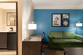 La Quinta Inn & Suites by Wyndham Madison American Center